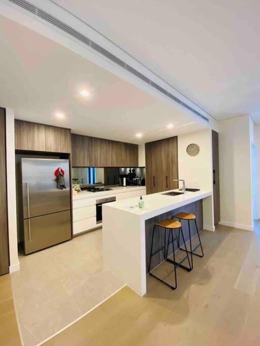 Luxury 3 Bedroom Apartment In Ryde Сидни Екстериор снимка